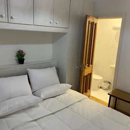 In House - Ensuite With King Bed 2 *